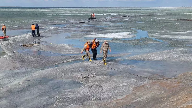 Павлодар облысында балықшылар мінген қайық мұз арасына қысылып қалған