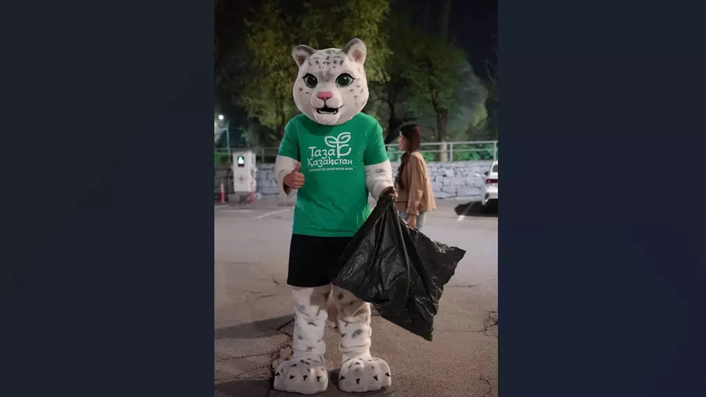 "Қайрат" – "Астана" матчы: еріктілер стадиондағы қоқыстарды жинады