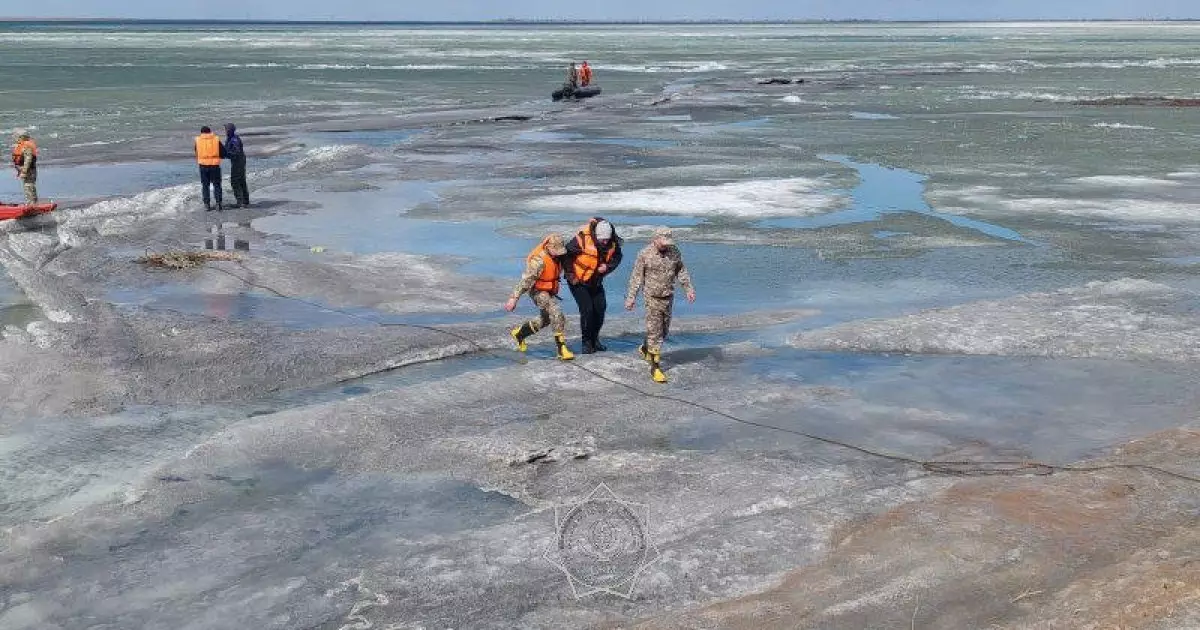   Павлодар облысында балықшылар мұз арасында қалып қойды   