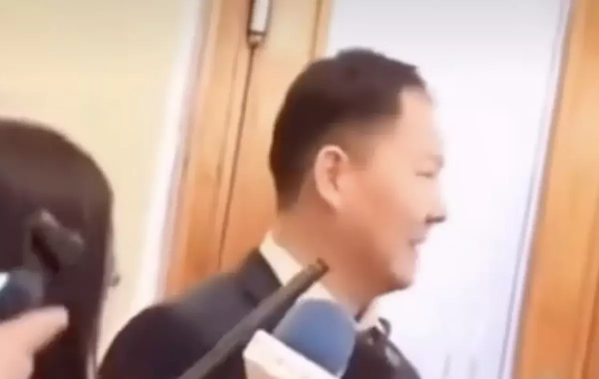 Депутаты в Монголии устроили драку: один ударил другого при журналистах