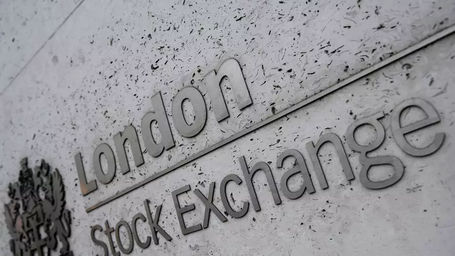 Высокие налоги, чрезмерное регулирование и неприятие риска душат экономику Великобритании, утверждают эксперты.