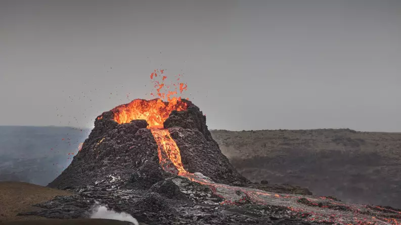 Индонезияда Семеру жанартауы бірнеше рет атқылады