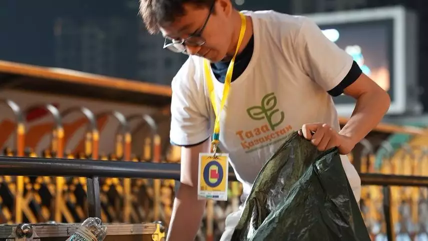 Болельщики и волонтеры убрали стадион после матча «Кайрат» — «Астана» в Алматы