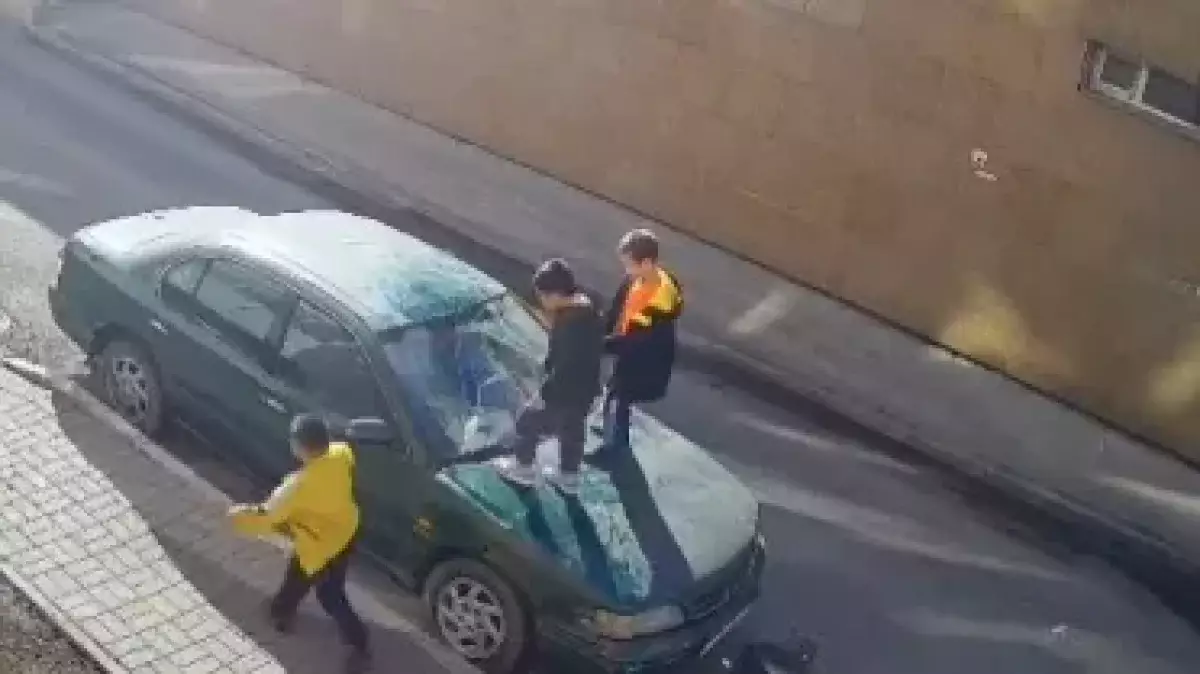 Лобовое вдребезги: дети вскрыли чужую машину и устроили погром в Астане