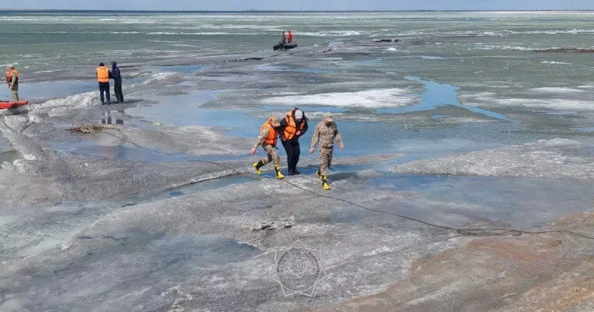 Павлодар облысында балықшылар мінген қайық мұз арасына қысылып қалған 