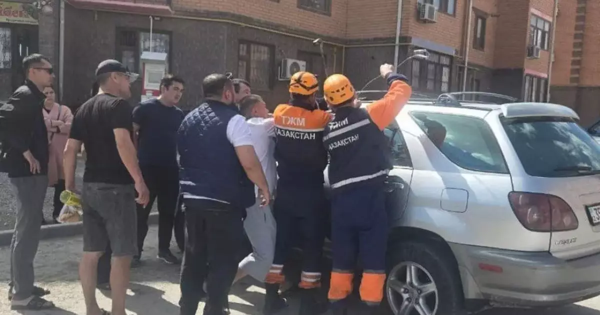  Қызылордада құтқарушылар 3 жасар баланы есігі құлыпталып қалған автокөліктен алып шықты 