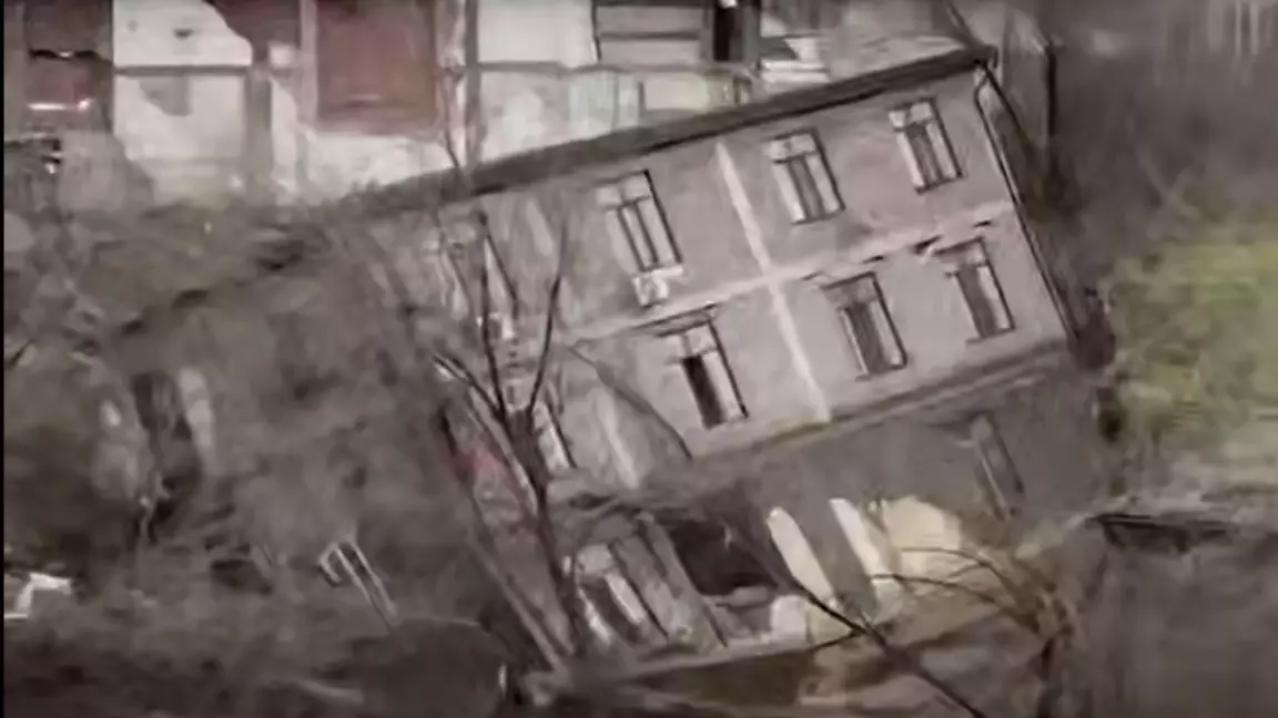 Махачкалада су тасқыны салдарынан тұрғын үй опырылды