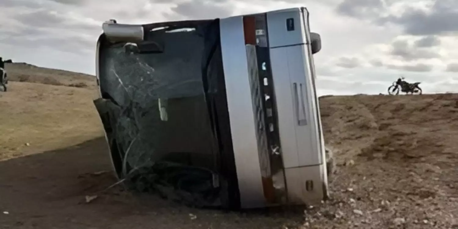 Қарағанды облысында 50 адам отырған автобус аударылды