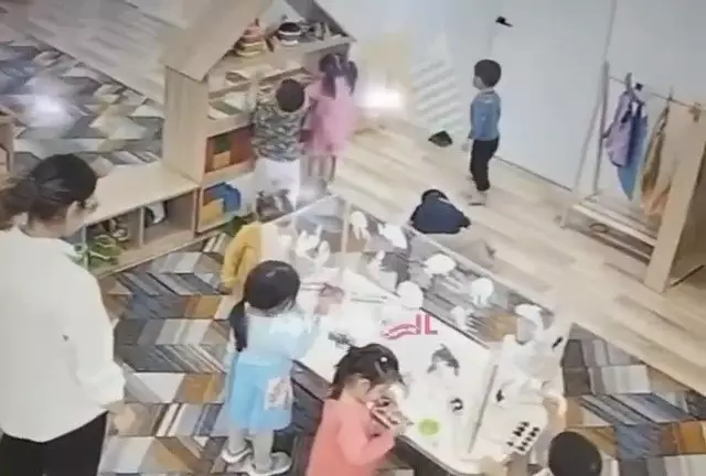 Атырауда балабақшада шкаф құлап, балалардың өміріне қауіп төнді