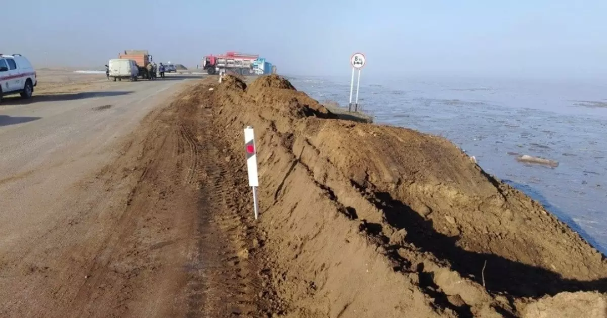  Бөгет бұзылды: Астана–Қорғалжың жолында тасқынмен күрес жұмысы жүргізілуде 