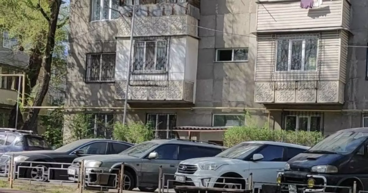  Алматинцев напугали штрафом за остекление балкона 