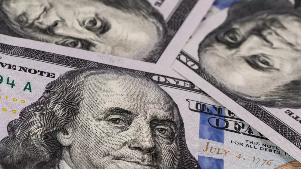 Доллар продолжает стремительно падать в обменниках