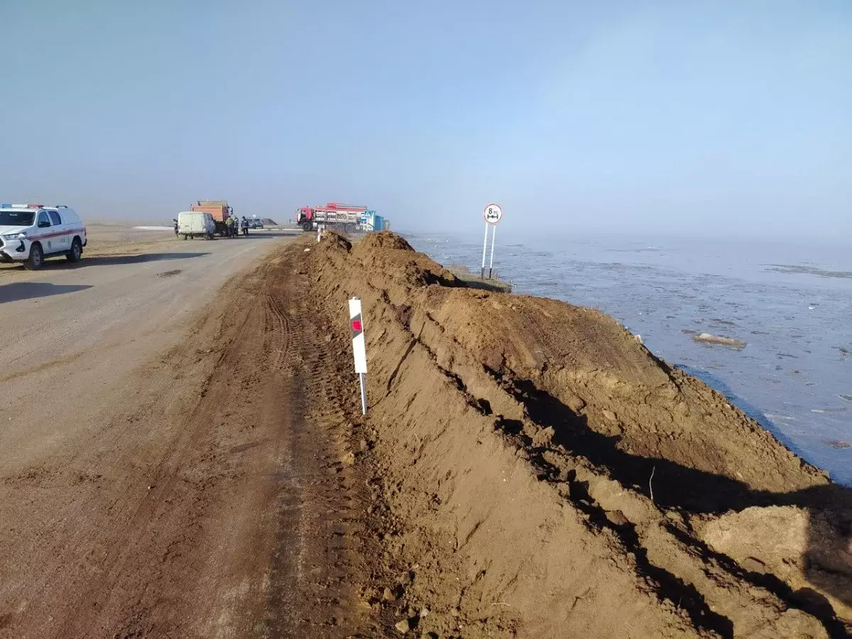 Астана–Қорғалжын трассасында суды бұру үшін жер үйіндісі тұрғызылып жатыр