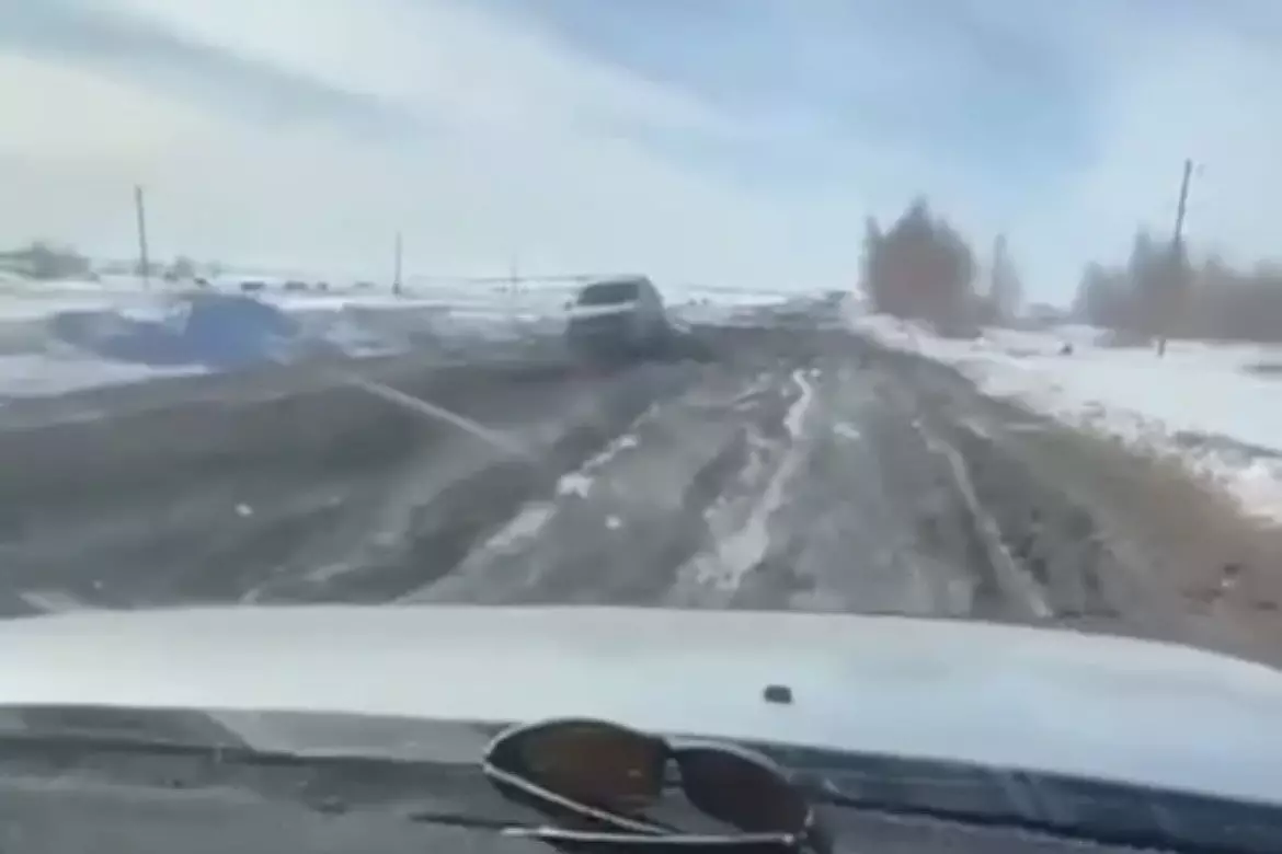 Әкімдік уәде береді, ал халық батпақта жүр: Ақкөлдегі жол мәселесі тағы ушықты