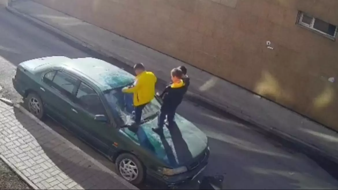 Астанада балалардың көліктерді қиратқаны видеоға түсіп қалды: Кім жауап берді?