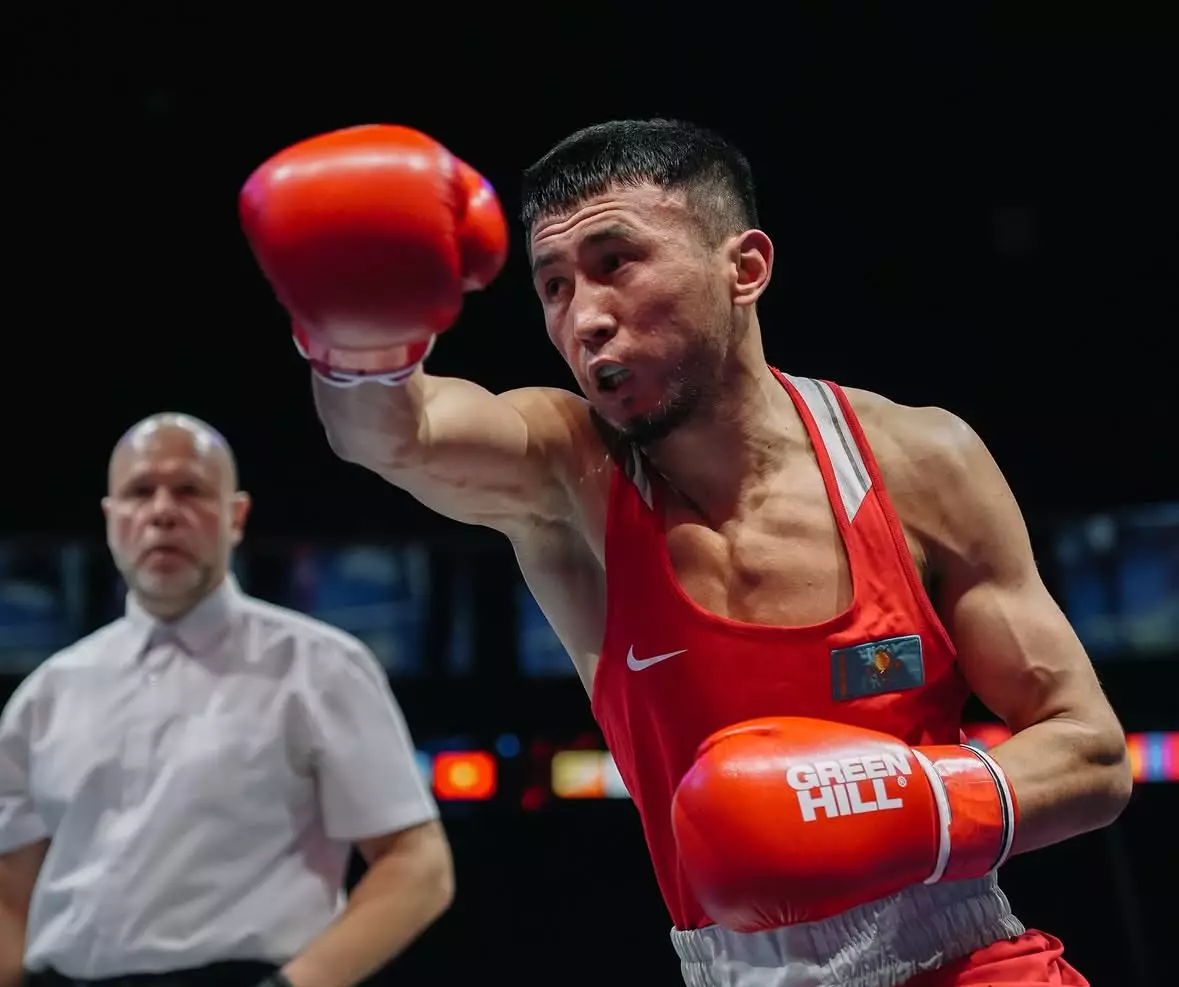 Моңғолия спортшысы Махмұд Сабырханды Азия чемпионатында жеңіп, оны жарыс жолынан шығарды