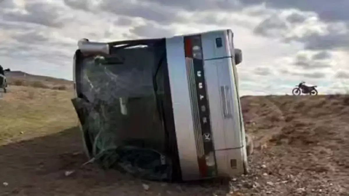 30 адам ауруханаға жеткізілді: Қарағанды облысында 50 адам мінген вахталық автобус аударылды