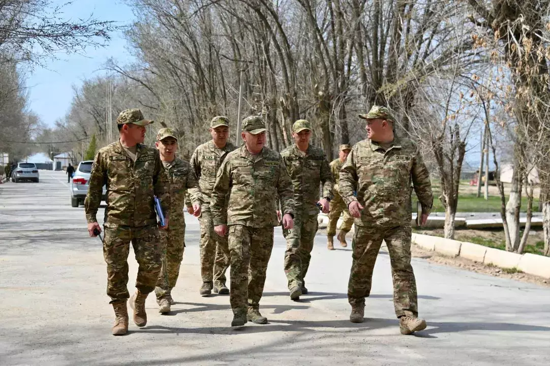 Тәртіп пен тәрбие басты назарда: Қорғаныс министрінің орынбасары Гвардейск гарнизонында тәрбие жұмысының басым бағыттарын айқындады