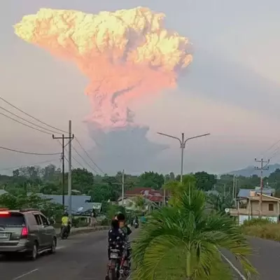 В Индонезии одновременно изверглись два вулкана