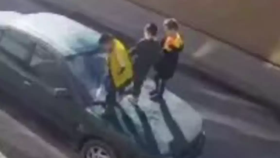 Астанада балалар тұрақта тұрған көлікті талқандап тастаған