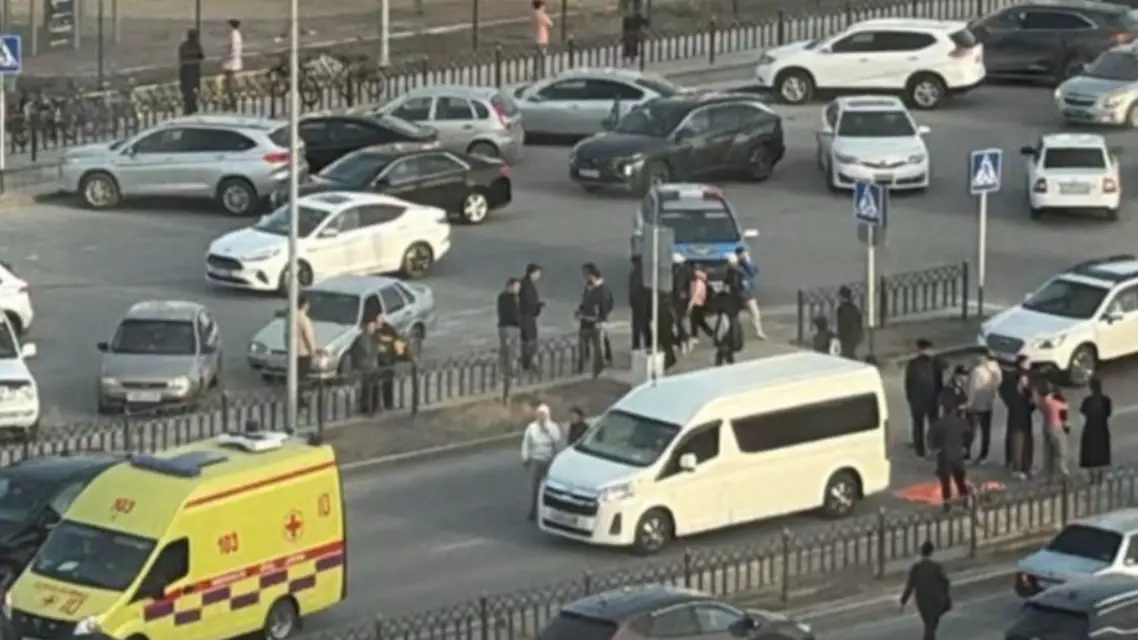 “Оқиға орнында көз жұмды”. Атырауда мектеп маныңда бірінші сынып оқушысын көлік қағып кетті