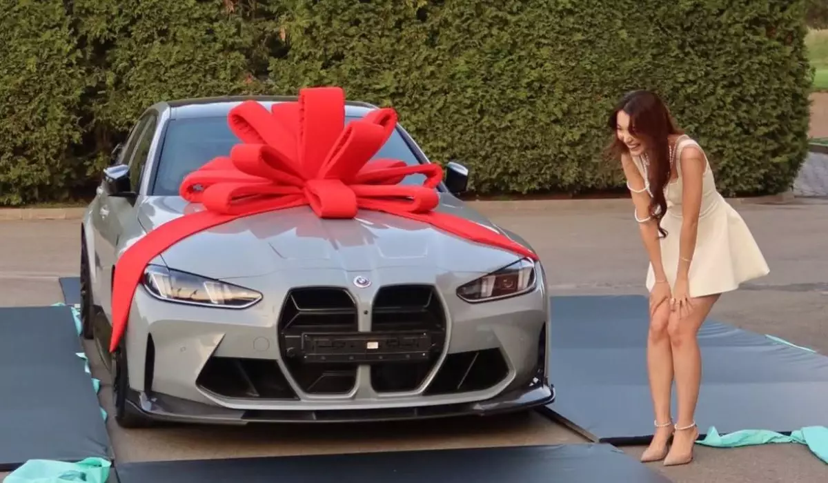 "Шок болып тұрмын": Блогер Әнел Кенжебековаға белгісіз жанкүйері қымбат автокөлік сыйлады