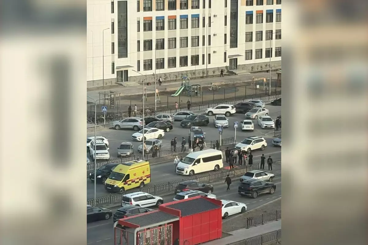 Атырауда мектеп маңында 1-сынып оқушысын көлік қағып, оқиға орнында көз жұмды