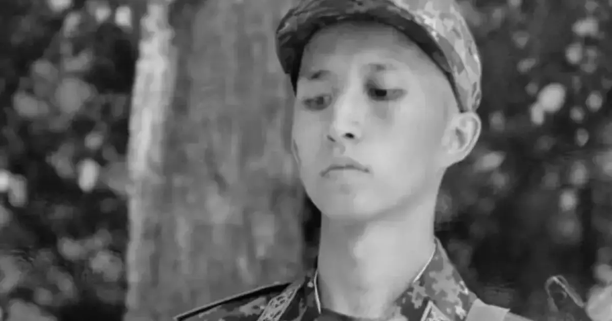  «Алдын ала жоспарлап өлтірген»: сарбаздың анасы әскердегі сұмдықтың бетін ашты 