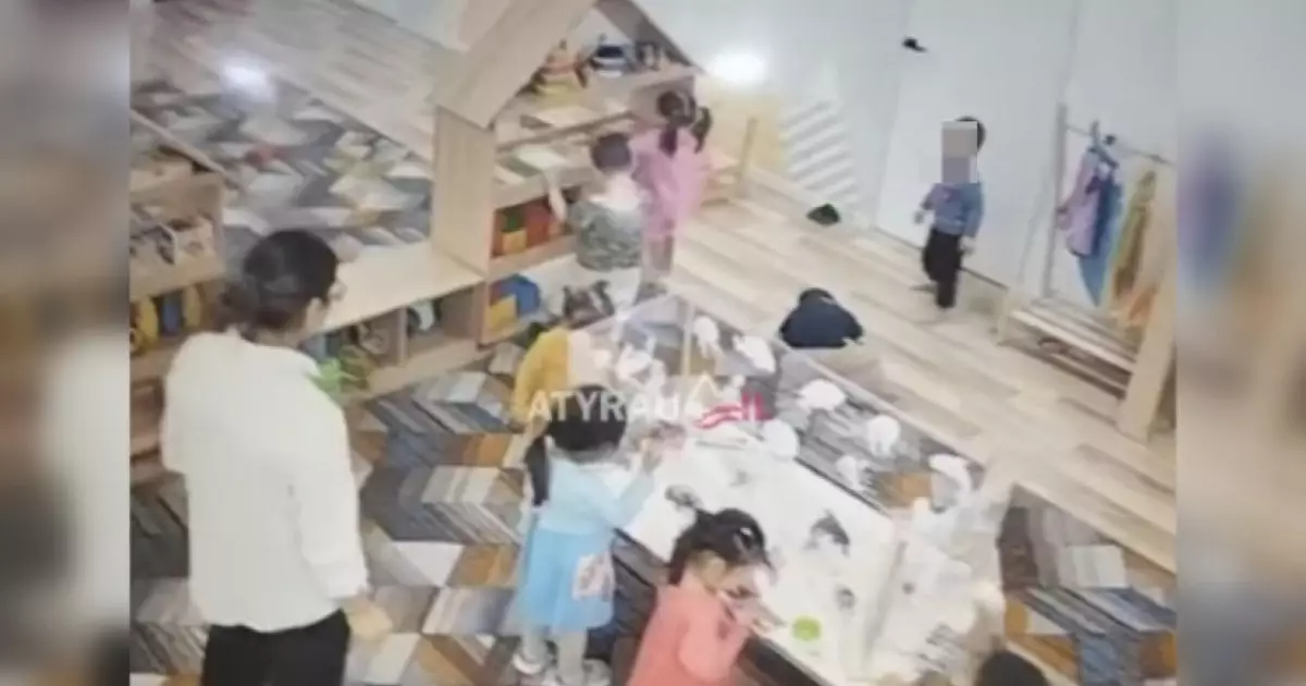  Атыраудағы балабақшада ағаш сөре балалардың үстіне құлаған (ВИДЕО) 