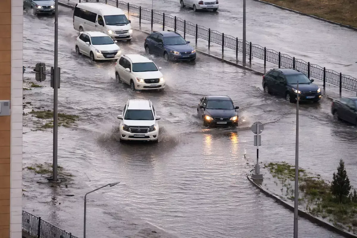 Машины «плывут»: после дождя улицы Актау затопило - новости на Lada.kz 06.04.2026