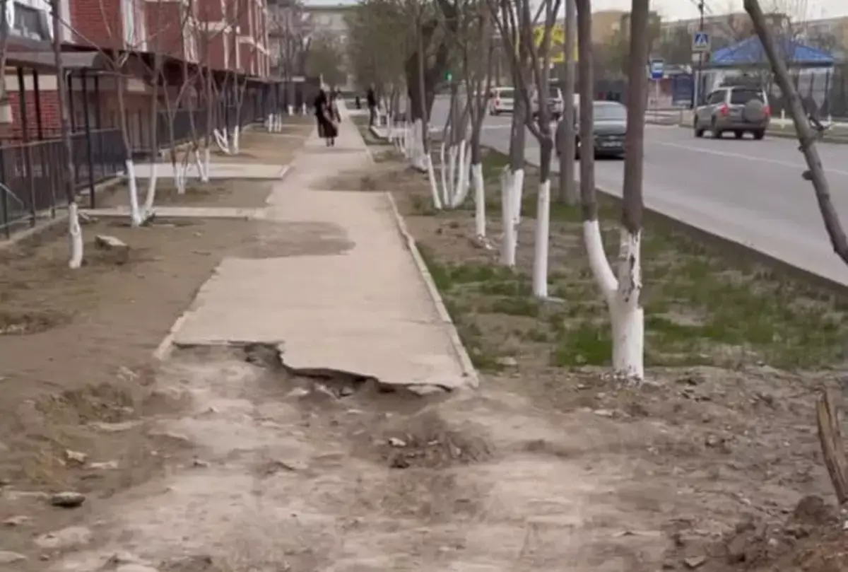 Раздолбали и бросили: жители 3 микрорайона Актау жалуются на разбитые тротуары - новости на Lada.kz 06.04.2026