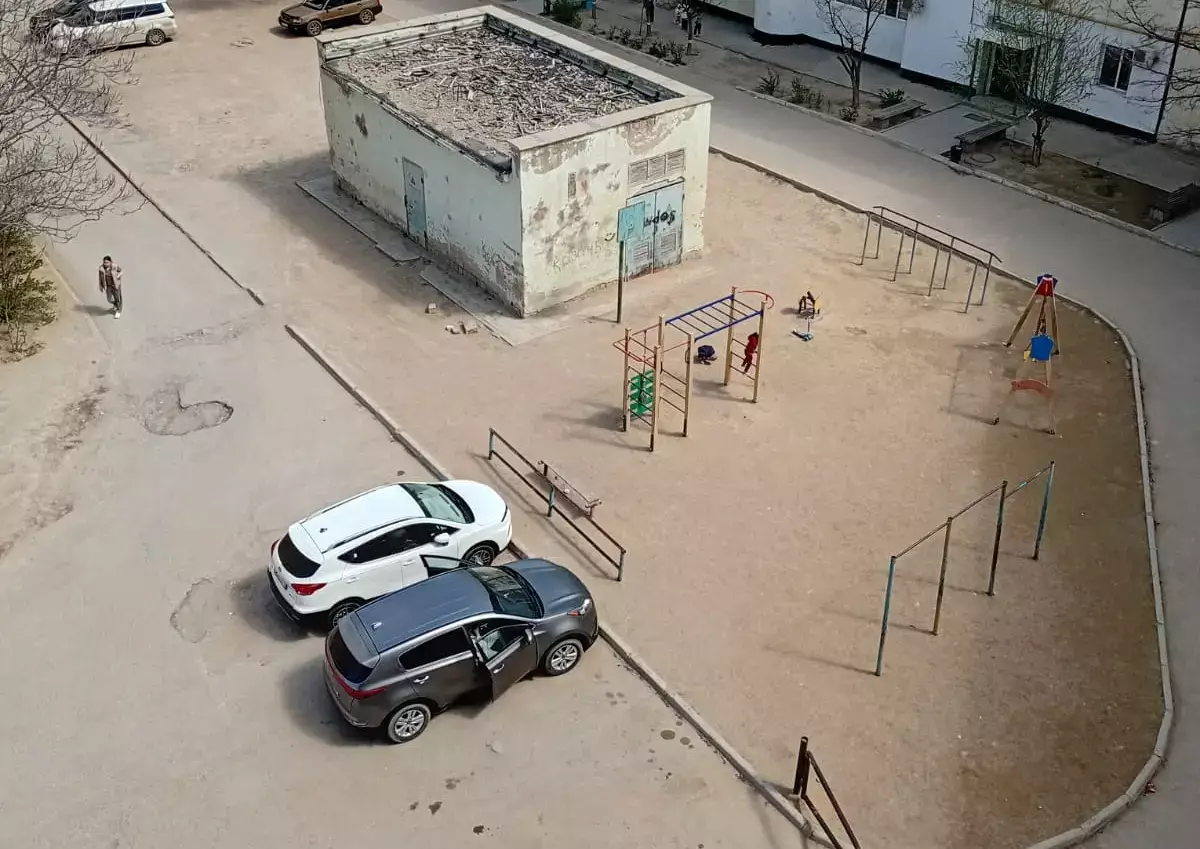 «Брошенные и забытые»: жители 22 микрорайона Актау жалуются на отсутствие дорог и площадок - новости на Lada.kz 06.04.2026