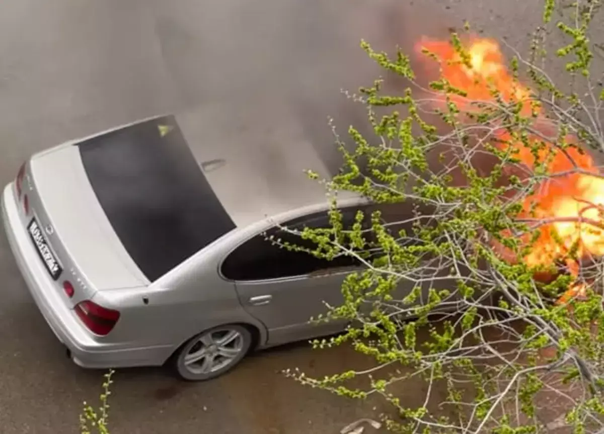 Мог взлететь на воздух: в 26 микрорайоне Актау загорелся Lexus - новости на Lada.kz 06.04.2026