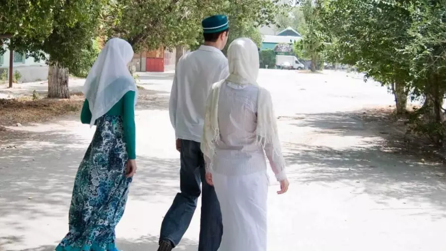 "Көп әйел алған мен насихаттағанды жауапқа тарту керек" деген депутатқа дүмшелер сөзбен "шабуыл жасауда"