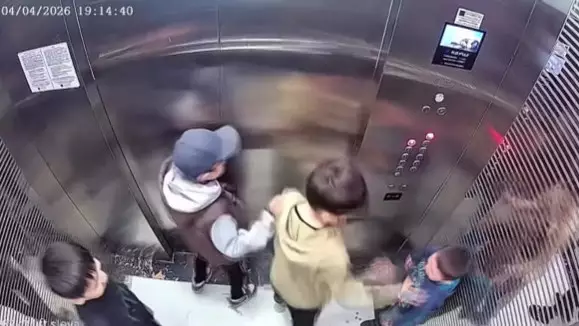 Астанадағы лифт ішіндегі жағдай: Бала өзінен үлкендердің әлімжеттігіне қарсы тұрды