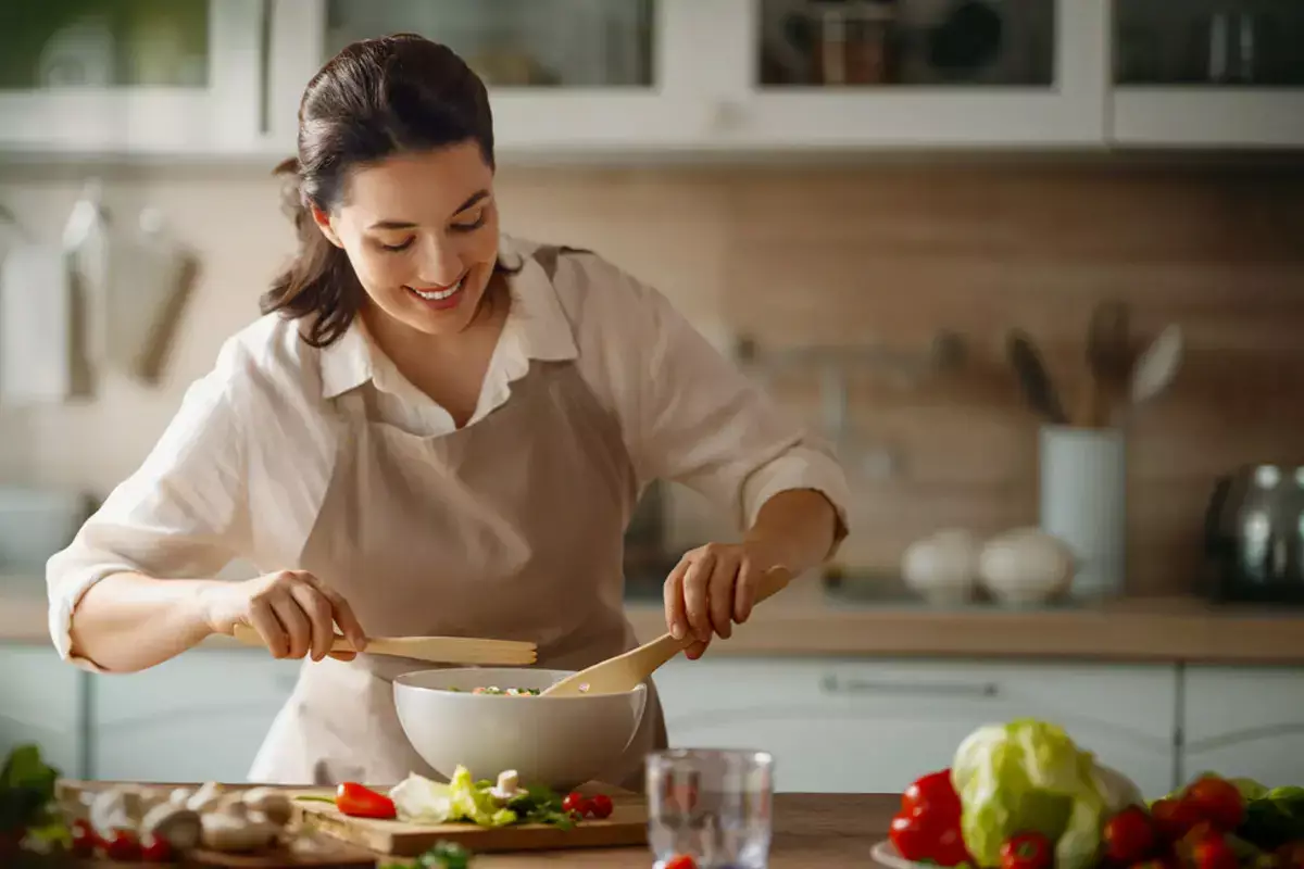 Тренер рассказала, сколько можно сжечь калорий, танцуя за готовкой на кухне - новости на Lada.kz 06.04.2026