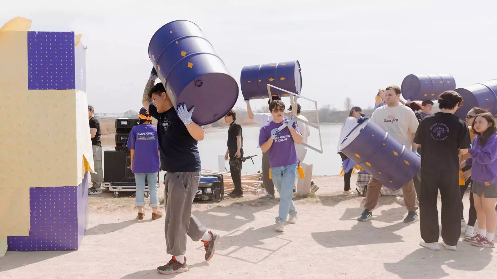 Алматыда мыңнан астам адам өзен жағасын тазартты