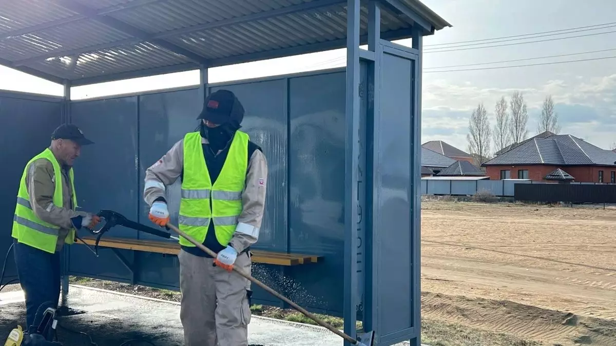 Әнші Qarakesek қоқыс жинап, аялдама жуып жүр