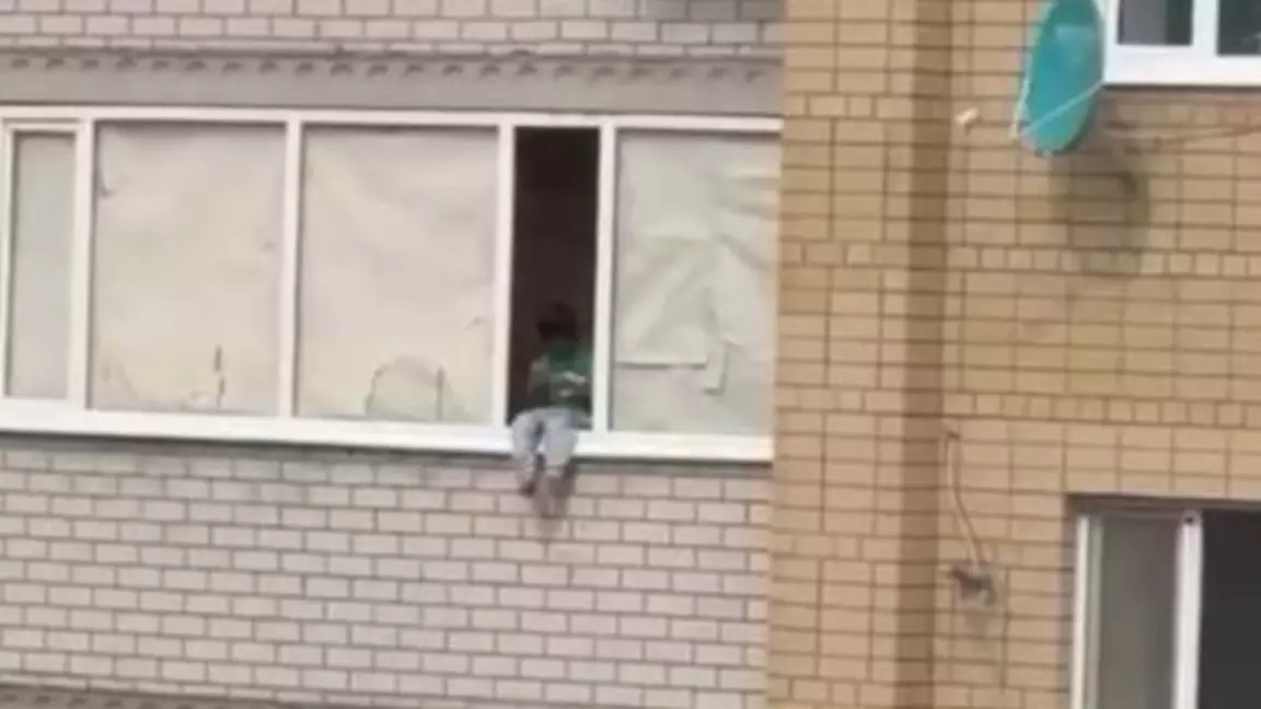 Ақтөбе облысында бір тәулікте екі бала терезеден құлап кетті