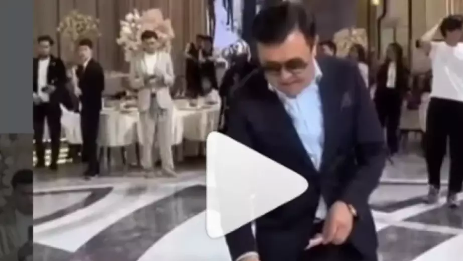 "Мұнысы несі, ұят-ай": Әнші Заттыбек беташар қоржынынан ақша алып кеткен (ВИДЕО) 