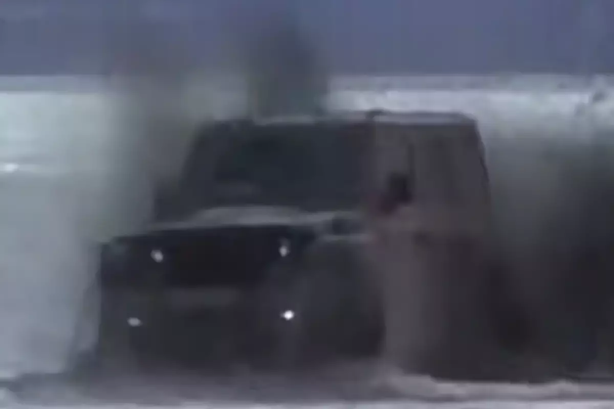 Заехал в Каспий на машине: действия узбекского блогера возмутили казахстанцев