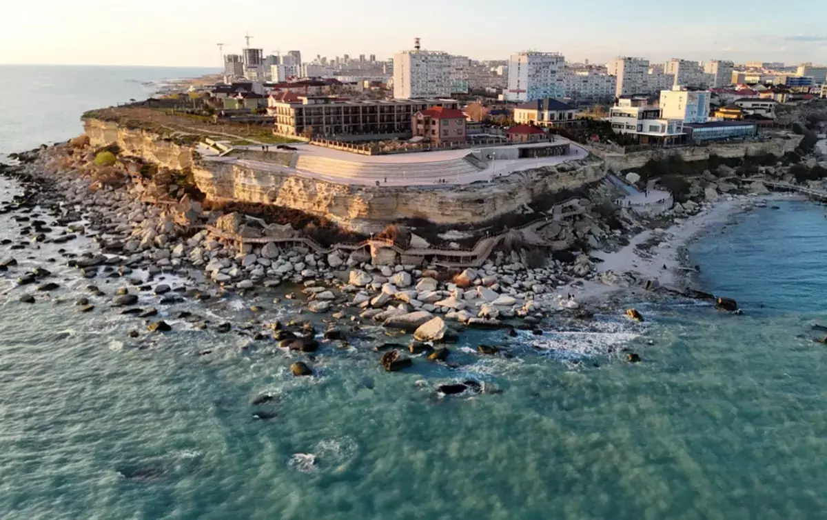 Каспий отступает: заметное обмеление у яхт-клуба «Бриз» в Актау. Фото - новости на Lada.kz 06.04.2026