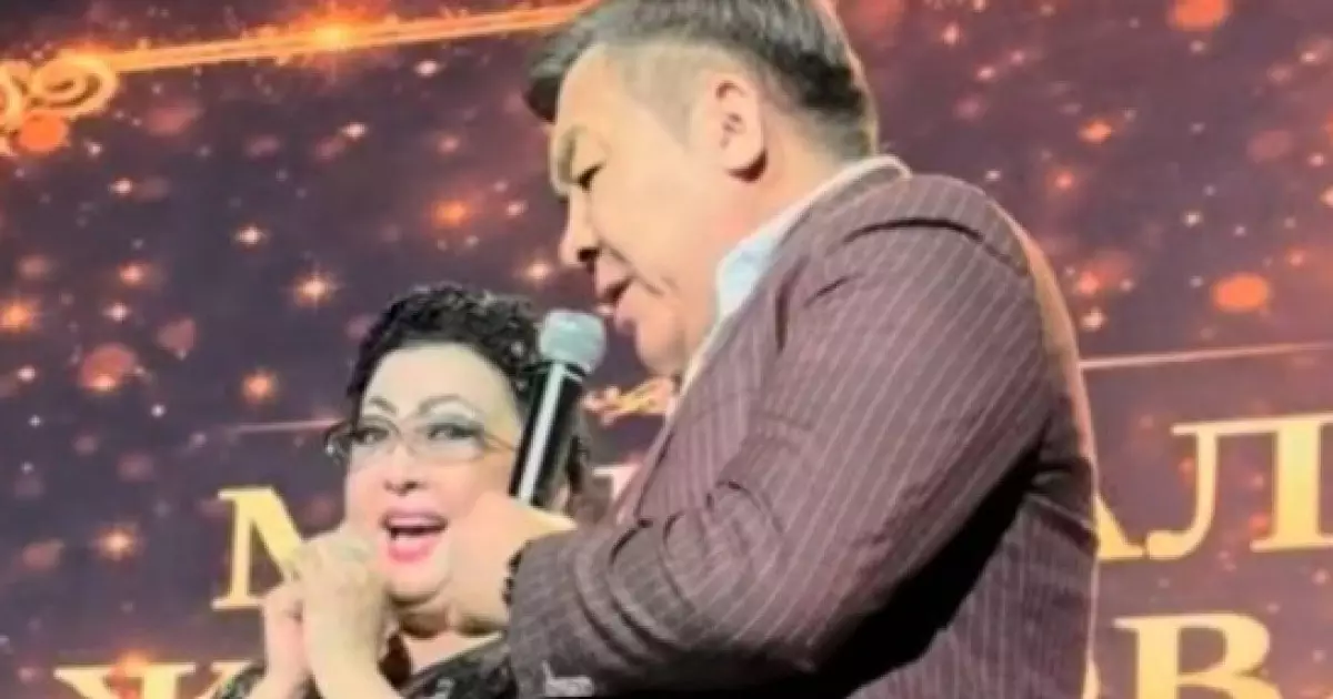   «Ғашық болып қалдым»: Мақпал Жүнісоваға концертте ер адам сезімін білдірді (видео)   