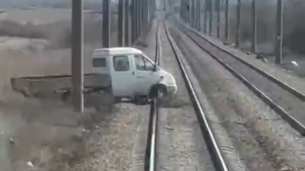 «ГАЗель» едва не попала под электровоз на участке Караганда –  Астана