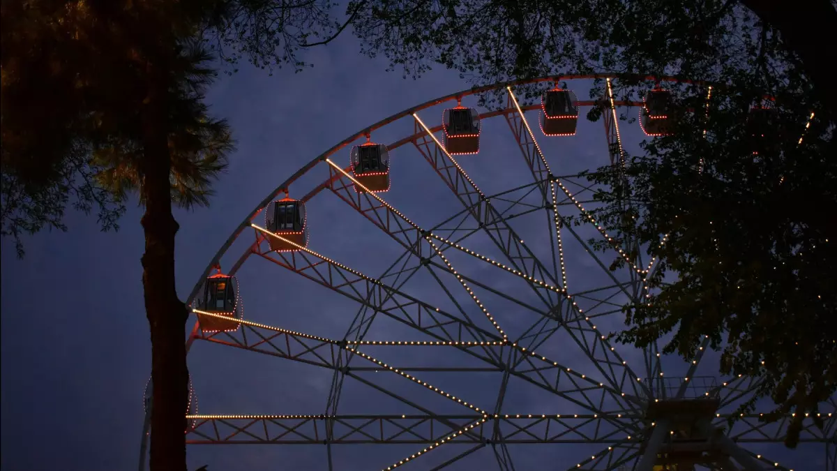 Үндістанда 18 метрлік айналма шолу дөңгелегі құлады: кемінде 30 адам зардап шекті