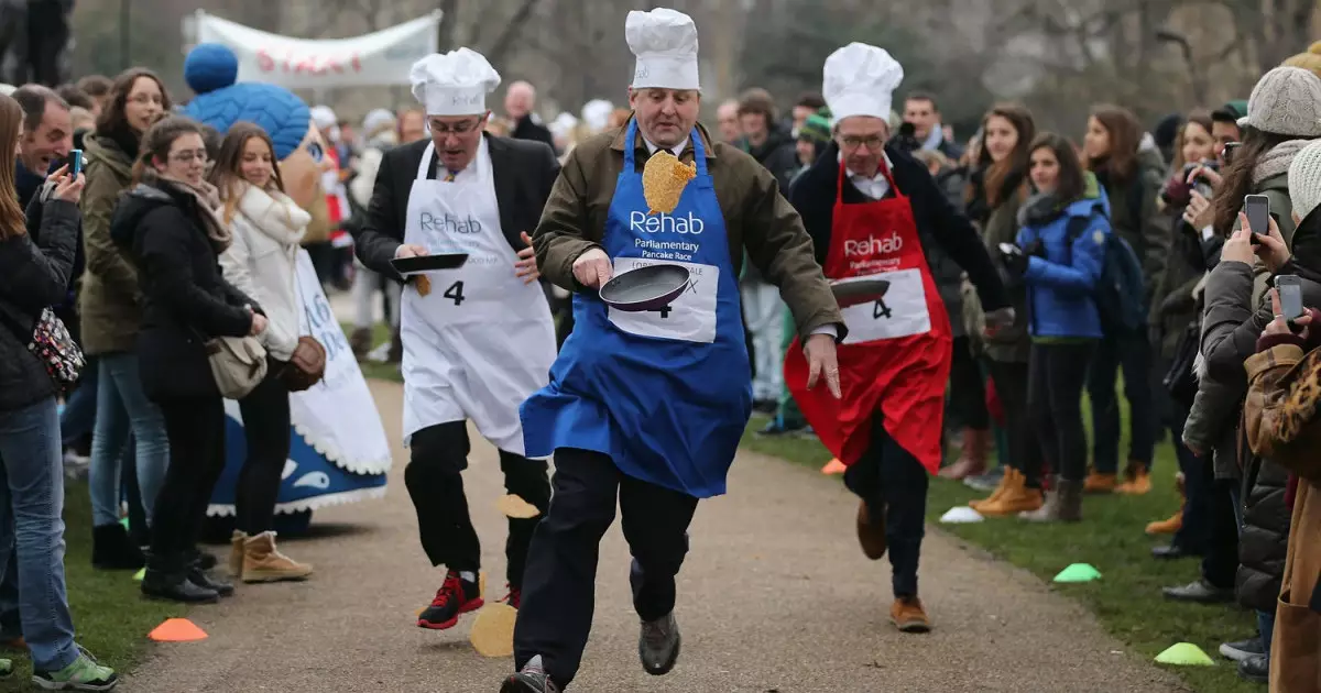  600 жылдық дәстүр: Англияда құймақ табасын ұстап жүгіруден жарысы өтті 