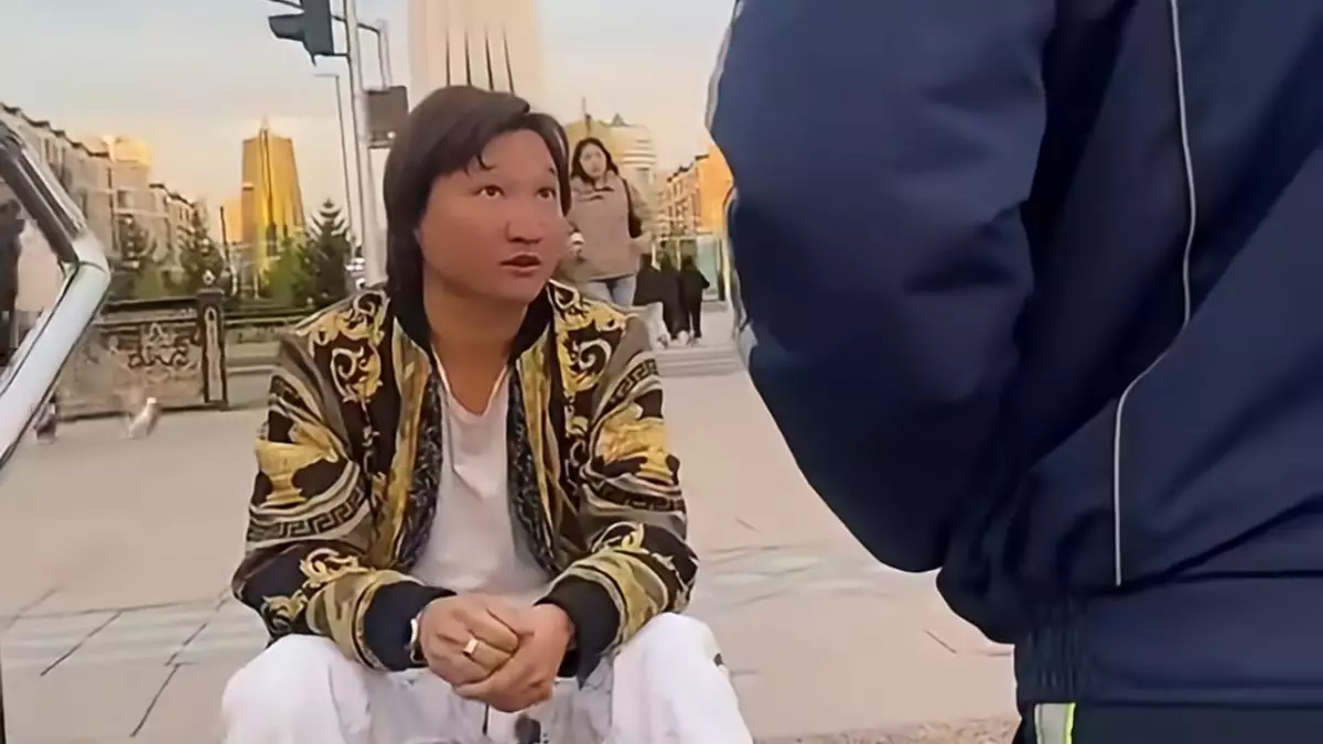 Известного российского блогера ударили у столичного Байтерека