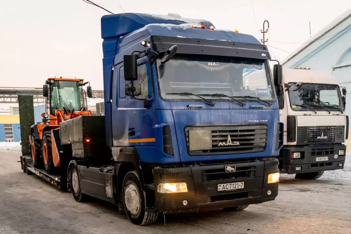 Казахстан резко повышает утильсбор на автомобили из Беларуси и России.