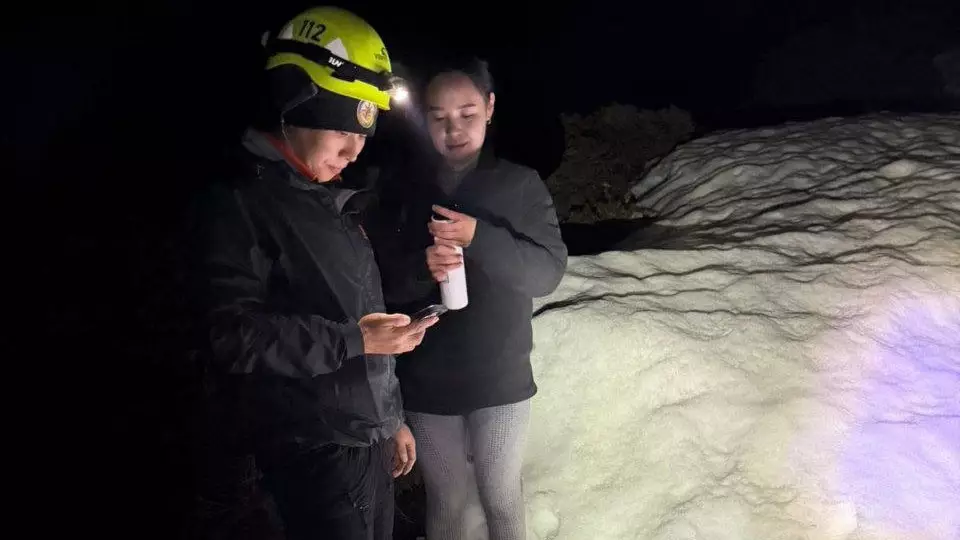 На пике Букреева спасли туристку, повредившую ногу