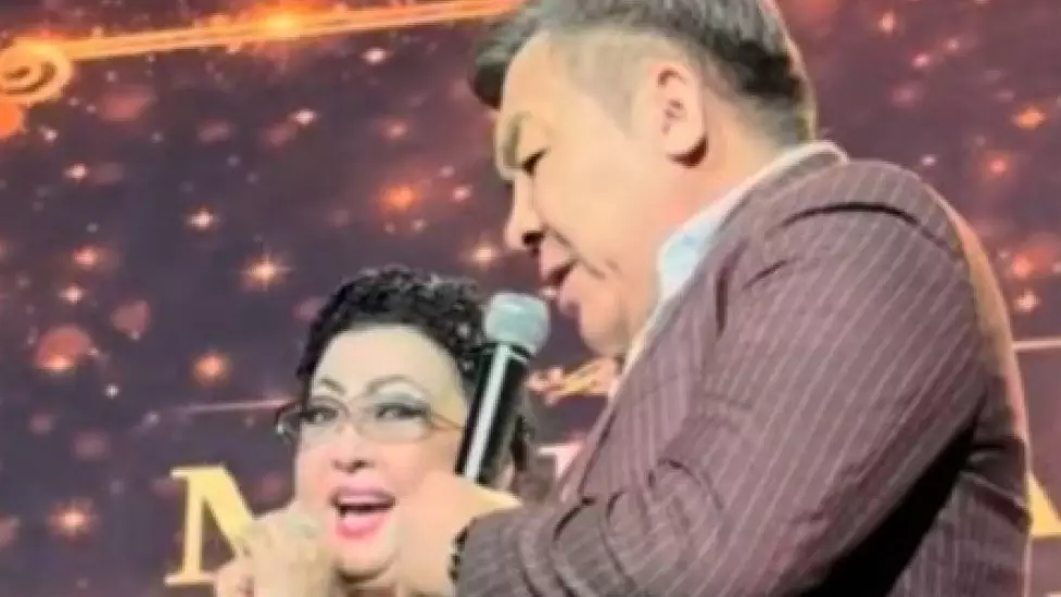 «Ғашық болып қалдым»: Мақпал Жүнісоваға концертте ер адам сезімін білдірді (видео)